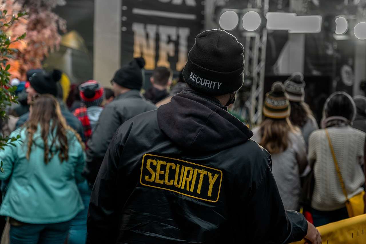 security-guard-6835766_1280 (1)